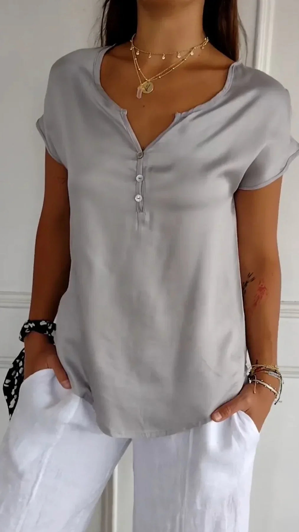 Gloria - Fashionable V-neck shirt for women